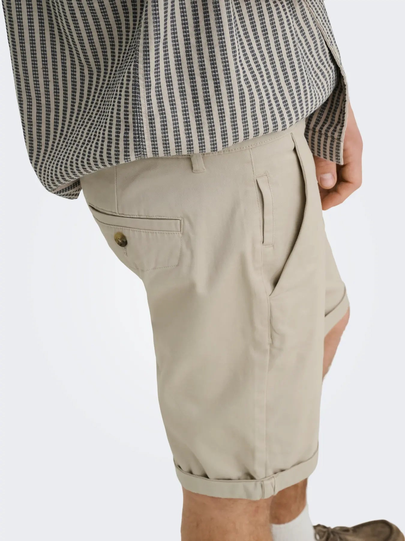 Only & Sons Onssaul chino shorts in silver lining color, featuring a casual fit and classic design, shown on a model.