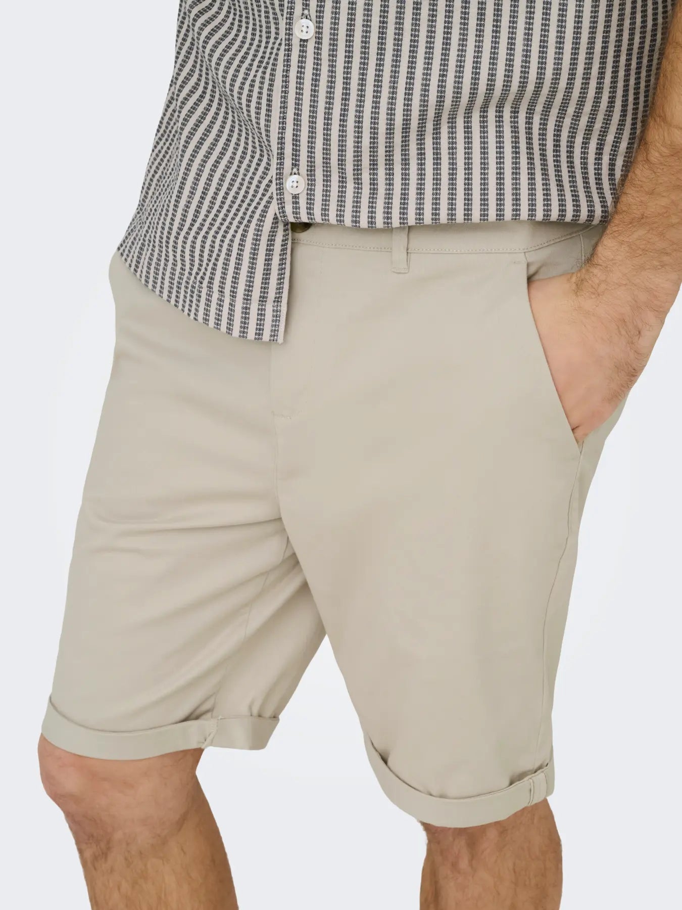Only & Sons Onssaul chino shorts in silver lining color, featuring a casual fit with front and back pockets.
