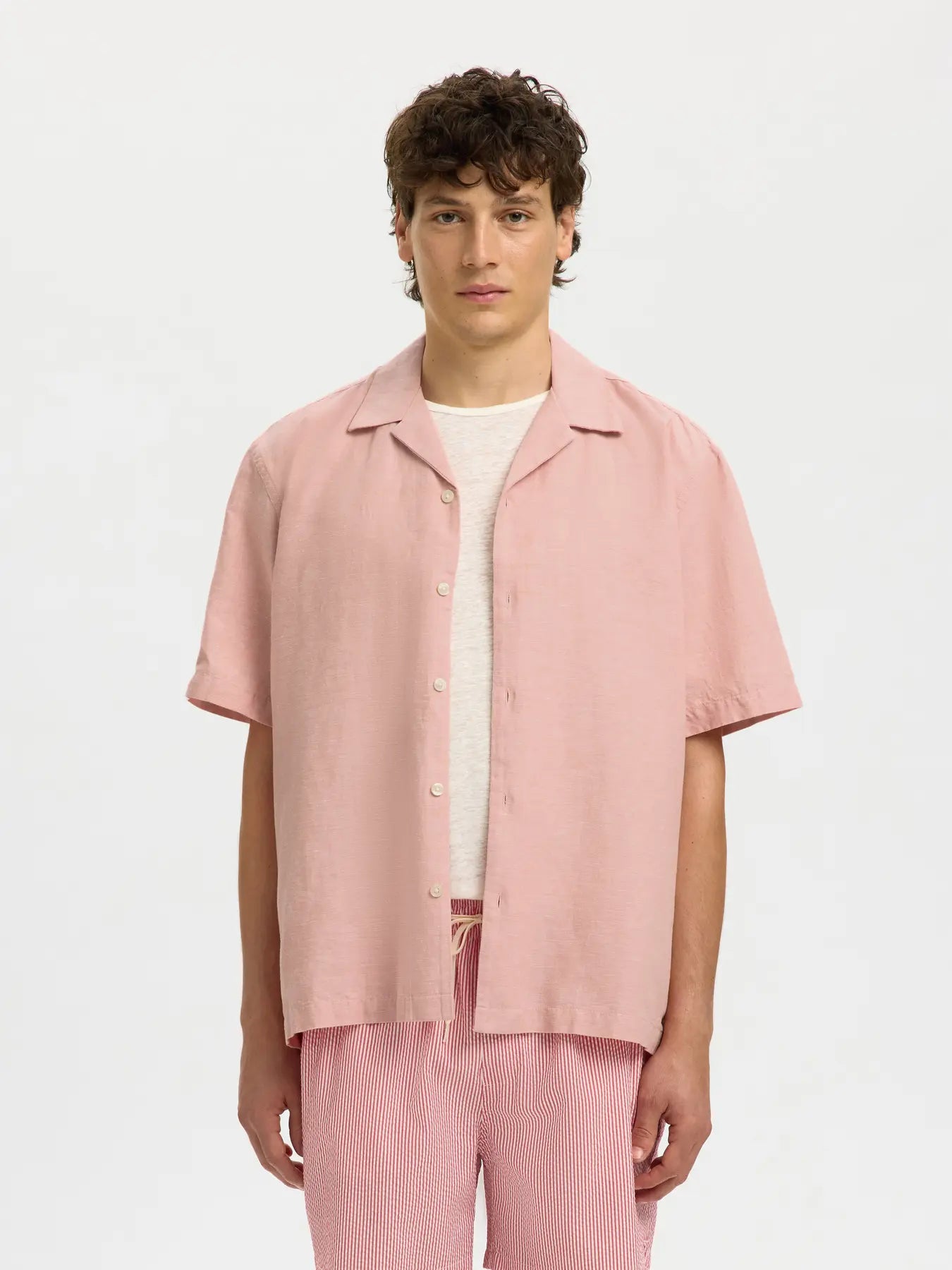 Selected Homme SlhrlXClay linen blend short sleeve shirt in Rose Dawn, featuring a stylish casual design and lightweight fabric.