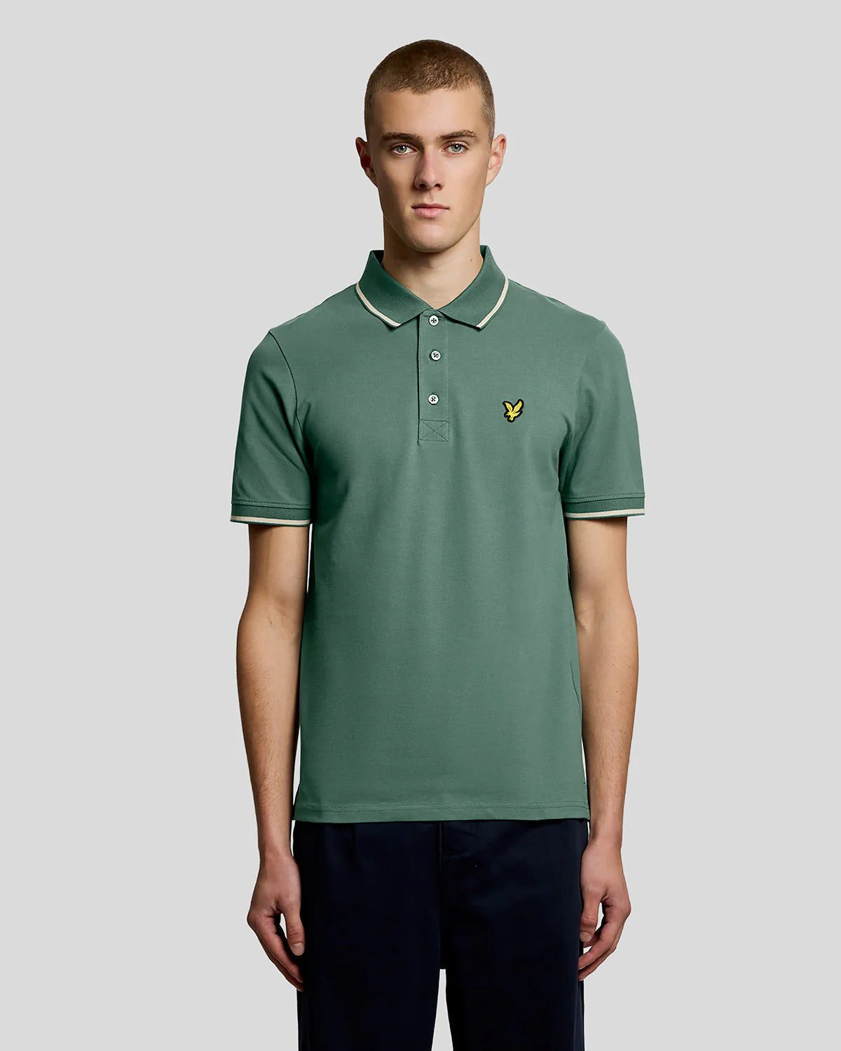 Lyle & Scott men's tipped polo shirt in Everglade and Wheat, featuring a classic collar and short sleeves.